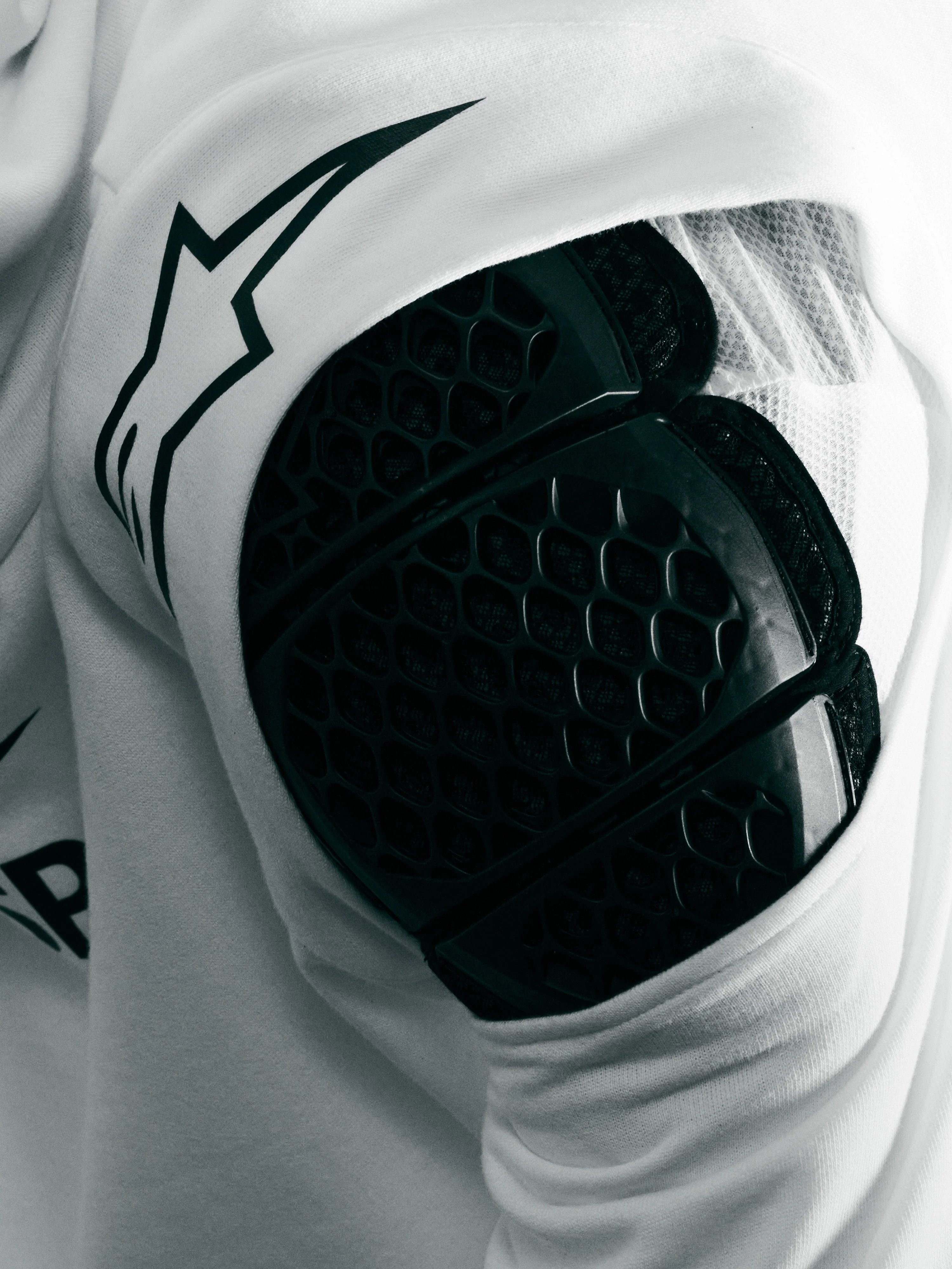 RSRV ARMOR HOODIE - Image 9